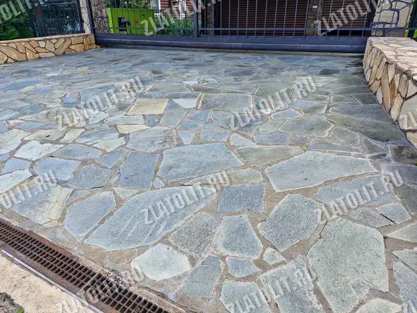 серо-зелёный плитняк златолит для мощения в наличии от производителя